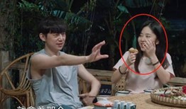 吃瓜的镜头特写,捕捉生活百态