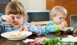 宝宝饭前吃乳瓜,营养美味助成长