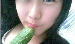 潍坊美女吃瓜,夏日风情尽展无遗