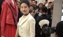 吃瓜路人拍照图片,吃瓜路人镜头下的趣味瞬间