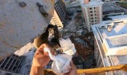 塔吊女司机吃瓜,揭秘工地上的“神秘现象”